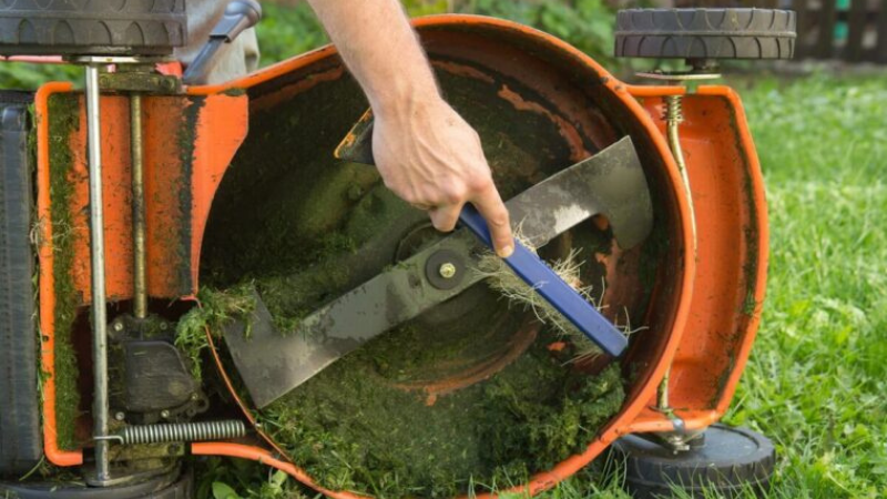 Why Is My Lawnmower Making Loud Noise - Clogging Up Issue For Blades